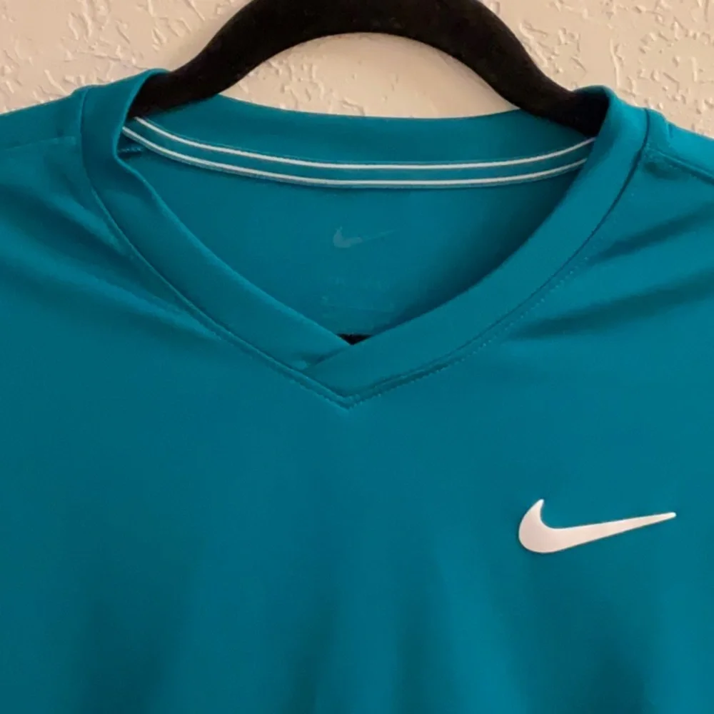 Nike - Men’s Dri Fit T-Shirt - Low Back - V-Neck - Teal - Size M - EUC